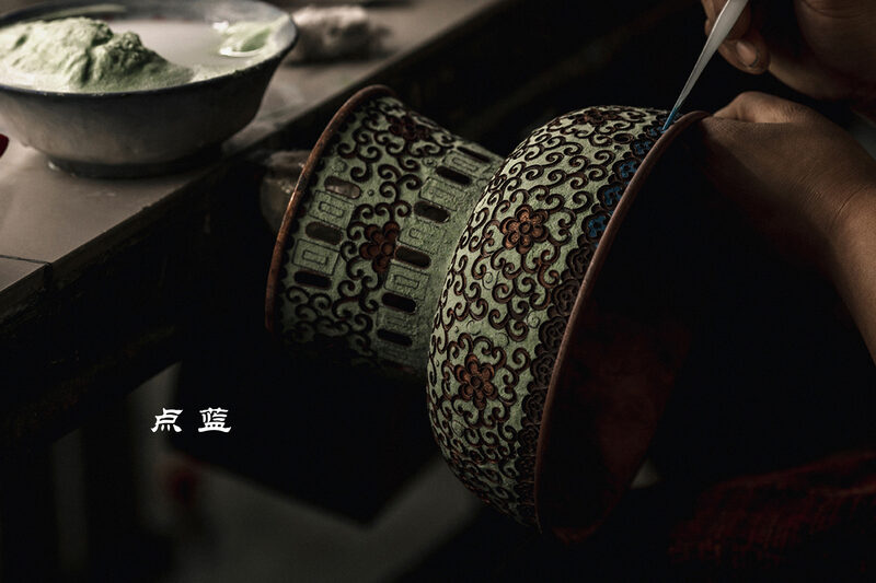 点蓝工序：手工填珐琅釉料