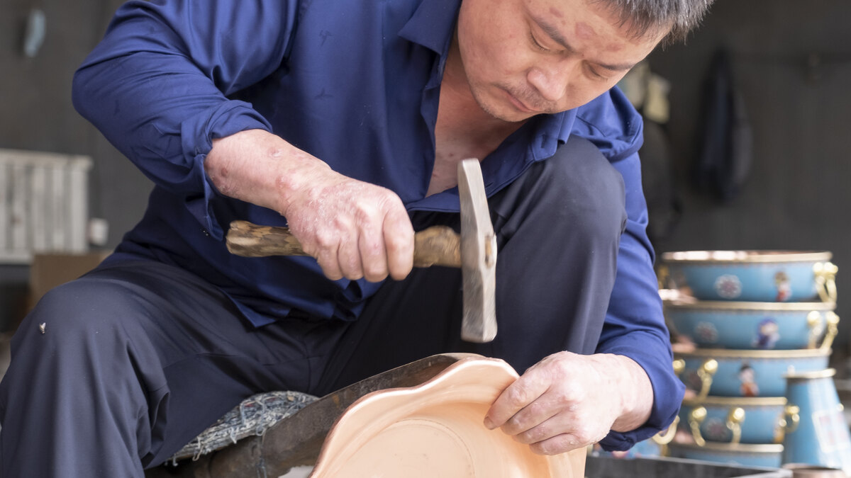 工坊匠人手工锤打铜器实拍
